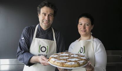 El chef Pepe Rodríguez e Imane Aboulhassane sosteniendo una pastela marroquí.