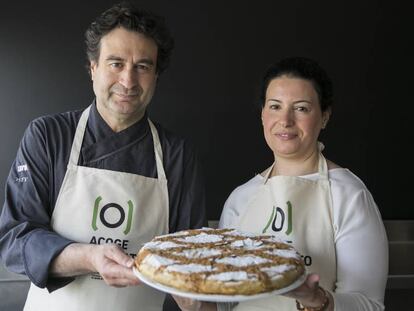 El chef Pepe Rodríguez e Imane Aboulhassane sosteniendo una pastela marroquí.