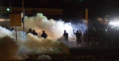 La policia antidisturbios lanzan botes de humos para intentar dispersar a los manifestantes. En los inestables días en los años 60 de lucha contra la segregación racial, las manifestaciones en San Luis, a diferencia de otras grandes ciudades norteamericanas, apenas derivaron en altercados