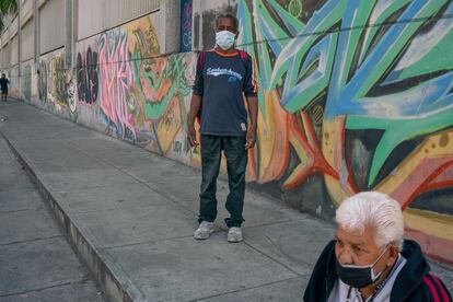 Douglas Matos posa para un retrato frente al centro comercial Sambil de La Candelaria en Caracas, Venezuela.