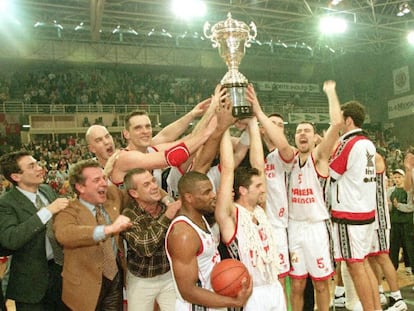 Los jugadores del Pamesa Valencia festejan la Copa de 1998