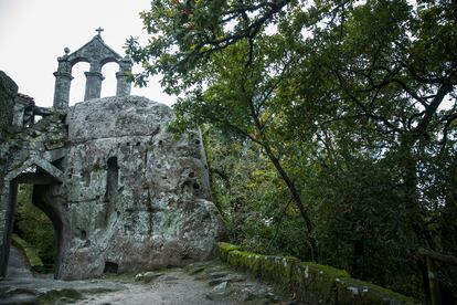 Vista del monasterio de San Pedro de Rocas, en cuyo entorno la Diputación de Ourense ha iniciados obras de ensanche de la carretera que obligan a talar arboles catalogados. Óscar Corral