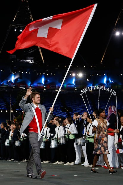 Con un elegante traje gris, el tenista Stanislas Wawrinka tom la bandera de Suiza tras la renuncia de Roger Federer. Y no lo hizo nada mal.