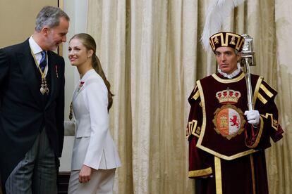 La princesa Leonor y el rey Felipe VI, tras firmar el libro de honor del Congreso. 