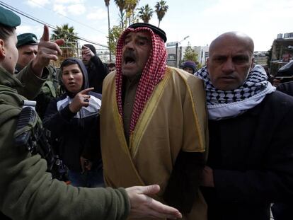 Un palestino discute con una polic&iacute;a durante una manifestaci&oacute;n en Hebr&oacute;n. 