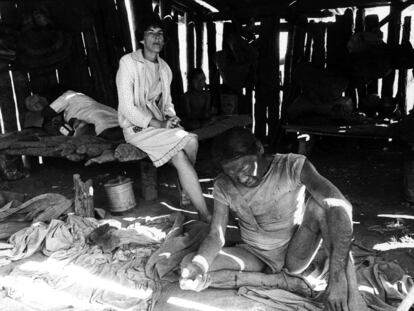 Eode, um homem Ayoreo, na base da Missão Novas Tribos em 1979. Capturado em uma caçada, ele morreu alguns dias depois.