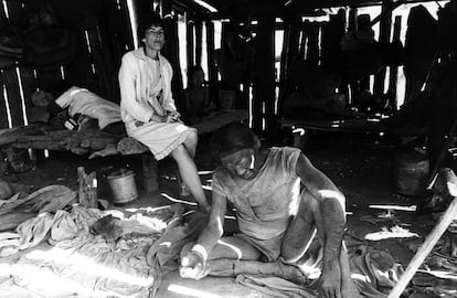 Eode, um homem Ayoreo, na base da Missão Novas Tribos em 1979. Capturado em uma caçada, ele morreu alguns dias depois.