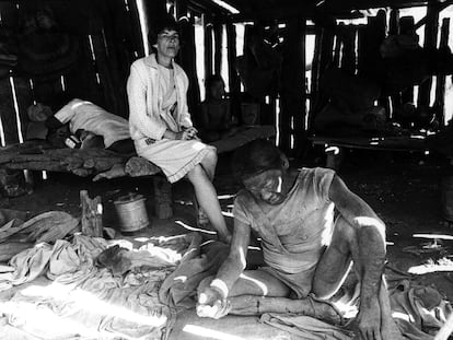 Eode, um homem Ayoreo, na base da Missão Novas Tribos em 1979. Capturado em uma caçada, ele morreu alguns dias depois.