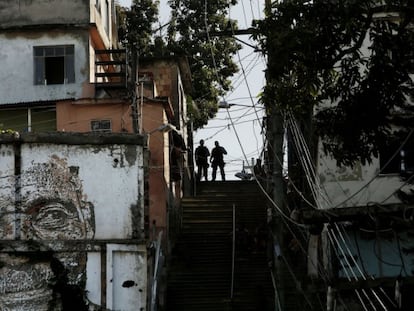 Dos agentes de la policía pacificadora en la favela Morro da Providencia