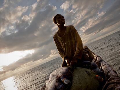 Se ve a Inocencio al amanecer en el lago Kivu en la piragua (canoa) en la que trabaja con su hermano Rigobert. Han recogido sus redes y contado su captura, preparndose para regresar a vender el pescado en el mercado.