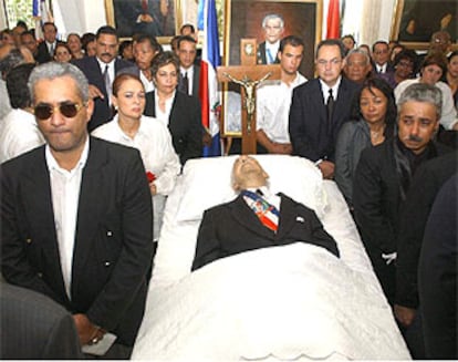 Cientos de personas acudieron a la capilla ardiente de Balaguer, instalada en su casa hasta pasado ma?ana.