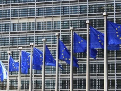 Banderas de la UE ondean frente a la sede de la Comisión Europea, Bruselas.
