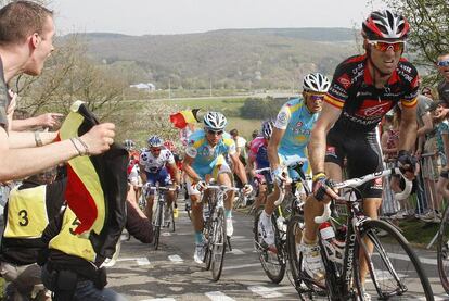 Valverde, Contador y Vinokrov, ayer, subiendo La Redoute.