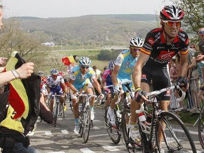 Valverde, Contador y Vinokúrov, ayer, subiendo La Redoute.
