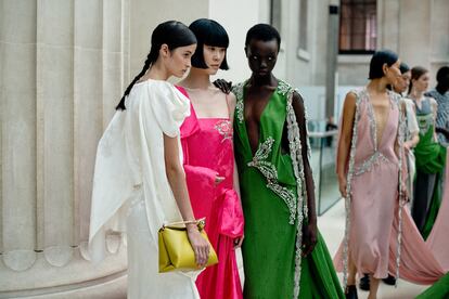 Modelos en el 'backstage' del desfile de Erdem en Londres, el pasado 15 de septiembre.