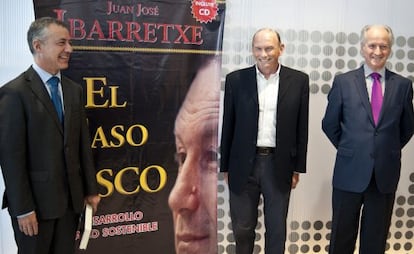 Ibarretxe, flanqueado por Urkullu (a la izquierda) y el expresidente del Paralamento, Juan María Atutxa, en la presentación de su libro.