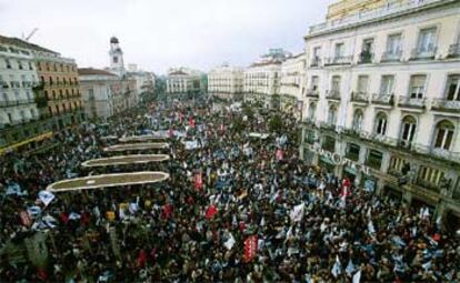 Decenas de miles de manifestantes  abarrotaron la Puerta del Sol durante casi tres horas.