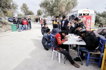 Puestos ambulantes a la entrada del campo de refugiados.