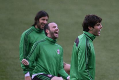 Kaká con sus compañeros en una sesión de entrenamiento en el estadio Vicente Calderón en la víspera de los cuartos de final de la Liga de Campeones.