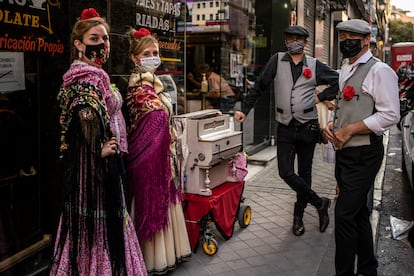 Chulapas y chulapos, el jueves en una calle del centro de Madrid, donde se han suspendido las Fiestas de la Paloma.