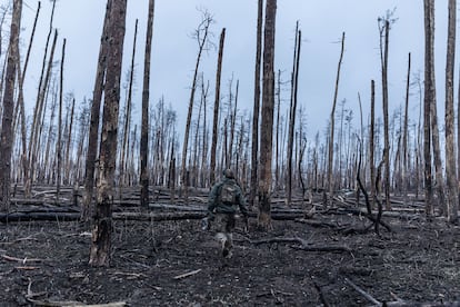 Soldados ucranianos avanzan a través de un bosque destruido por los combates en dirección a Kreminná, una ciudad ucraniana perteneciente al óblast de Lugansk.