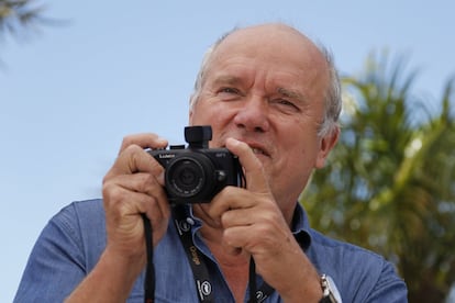 Peter Lindbergh posa com uma câmera Lumix CF-1 em 2011, durante o 64º festival de Cannes. O fotógrafo nasceu na Polônia, em 1944.