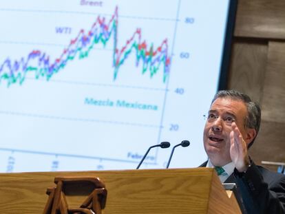 El gobernador del Banco de México, Alejandro Díaz de León, durante la presentación de un informe.