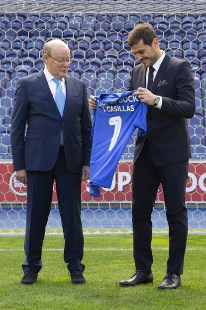 El portero Iker Casillas renovó con el FC Porto por otras dos temporadas, hasta 2021. En la imagen, con el presidente del club, Pinto da Costa, presidente de FC Porto, el 20 de marzo de 2019.