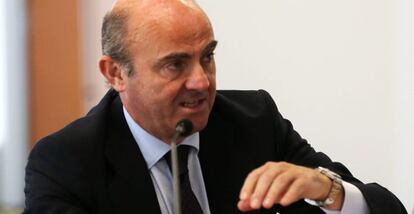 El ministro espa&ntilde;ol de Econom&iacute;a y Competitividad, Luis de Guindos, el s&aacute;bado tras su participaci&oacute;n en la Asamblea Anual del Fondo Monetario Internacional (FMI) y el Banco Mundial (BM) en Lima.