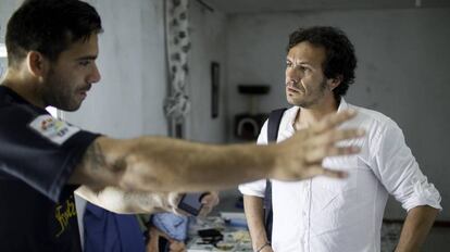 El alcalde de Cádiz, José María González, con un vecino de la localidad.