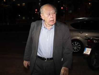 El expresidente catalan, Jordi Pujol, llega a su casa.