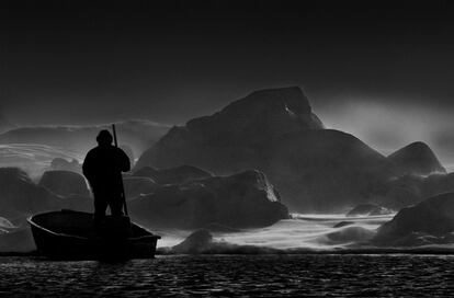 Un cazador, en barca
en Groenlandia en 2015.