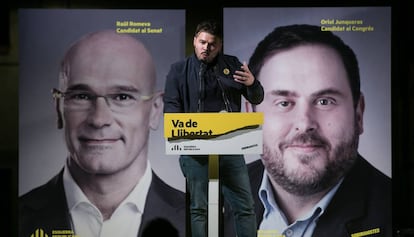 Gabriel Rufián, en l'acte d'inici de campanya entre les fotos de Junqueras i Romeva.