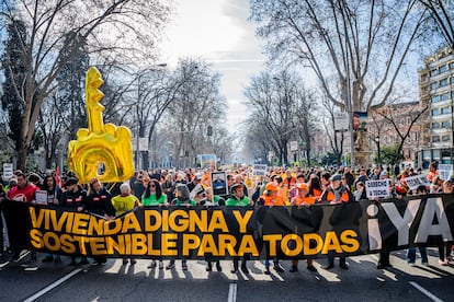 Cabecera de la manifestación por la vivienda, este domingo en el centro de Madrid. 