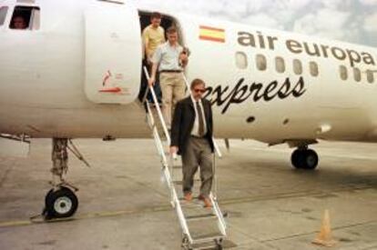 Pasajeros descienden de un avión de la compañía "Air Europa". EFE/Archivo