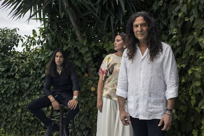 Tomatito con dos de sus hijos: María Ángeles, cantaora, y José, guitarrista, en la casa familiar de Aguadulce (Almería).