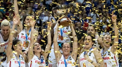 Las jugadoras de las selección española celebran el título.