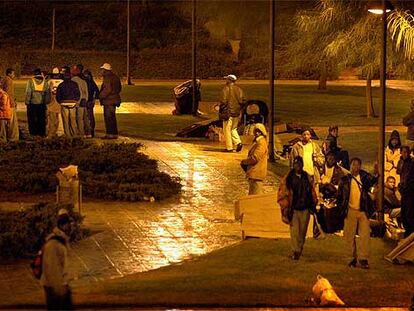 La Policía Local desaloja inmigrantes de un puente