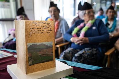 Arriondas 31/07/24 Several residents wrote down wishes that they symbolically asked of the Sella River. Photograph: Julián Rus