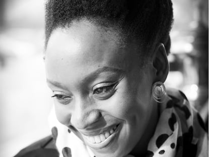 Chimamanda Ngozi Adichie, antes de la entrevista en una cafeter&iacute;a en Columbia.