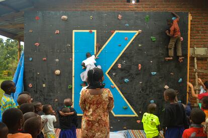 Niños de la escuela ugandesa de Kumwenya Eco School esperando su turno para que Pablo y Ángeles expliquen cómo escalar bien.