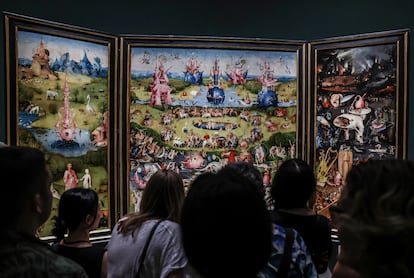 Un grupo de personas contempla 'El jardín de las delicias' en el Museo del Prado.