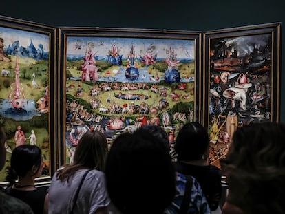 Visitantes del Museo del Prado contemplan 'El jardín de las delicias', este lunes.