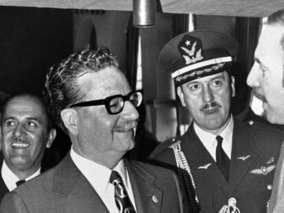 Salvador Allende habla con el embajador Orlando Letelier