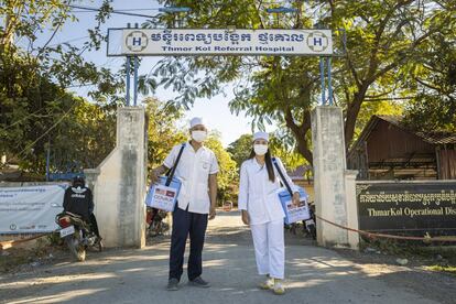 La labor de los sanitarios es una parte esencial de la cadena para que la vacuna llegue al brazo de miles de personas. En la imagen, Thy Chamreourn (izquierda) y Pov Kimsia, dos enfermeros del hospital Thmnor Kol Referral, llevan cajas frías de la vacuna Johnson para ser administradas. Camboya recibiría algo más de 600.000 dosis de Covax el pasado 2 de agosto.
