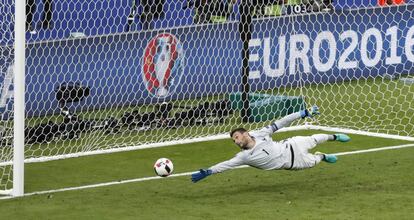 Hugo Lloris intenta llegar al balón de Eder, que se trasformaría en el gol que da la Eurocopa a Portugal.