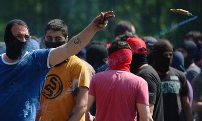 Un minero lanza un petardo en medio de la barricada a la altura de Campomanes.