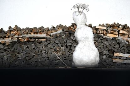 Un muñeco de nieve se derrite en un porche en Zuers am Arlberg, Austria. Los Gobiernos de Europa están discutiendo el alcance de sus medidas de bloqueo para la época navideña. La canciller alemana, Ángela Merkel, sugiere la suspensión total de las operaciones en las estaciones de esquí de toda Europa.