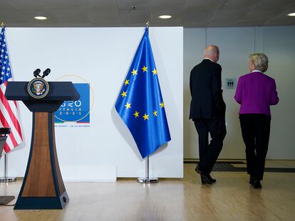 El presidente de EE UU, Joe Biden, y la presidenta de la Comisión Europea, Ursula von der Leyen, este domingo en Roma, al concluir su rueda de prensa conjunta.