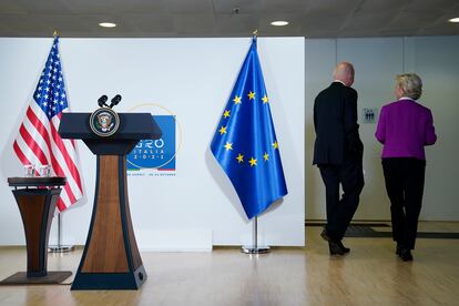 O presidente dos EUA, Joe Biden, e a presidenta da Comissão Europeia, Ursula von der Leyen, neste domingo em Roma, ao final da entrevista coletiva conjunta.